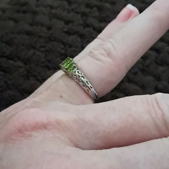 Peridot 3 Stone Ring In Platinum Over Sterling Silver. Size 7 - Picture 2 of 4